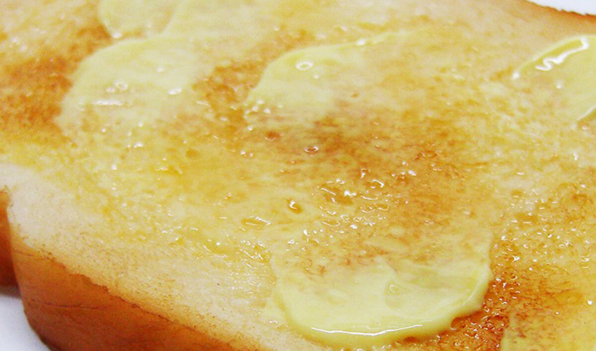 佐渡バターをたっぷりと塗れば出来上がり